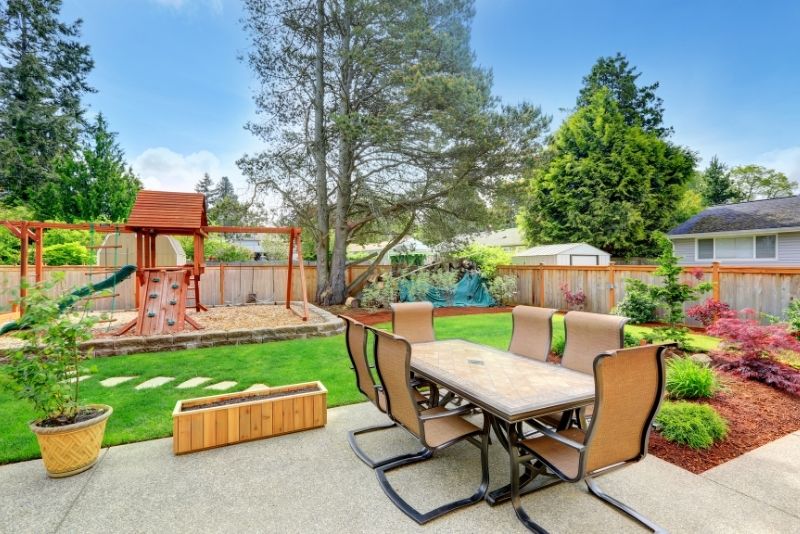 deck with artificial grass lawn